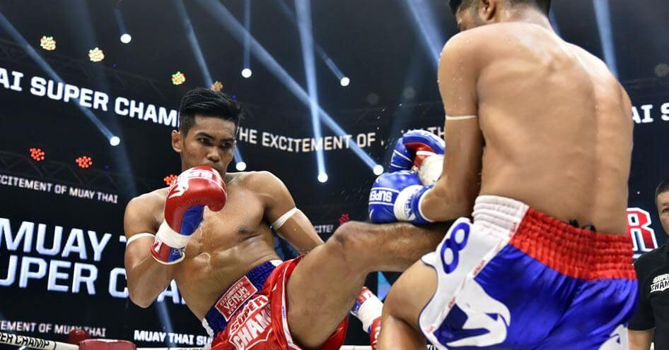 2 people watching-muay-thai-pattaya