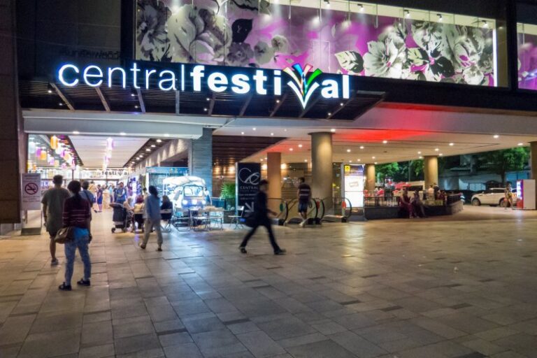 people shopping at central festival pattaya