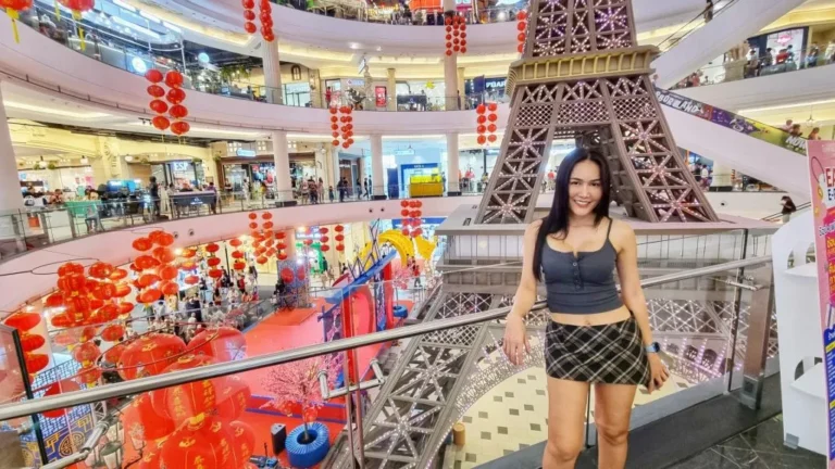 woman-inside-terminal-21-shopping-mall-pattaya